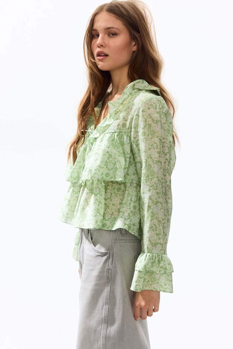Blus dengan hiasan rumbai