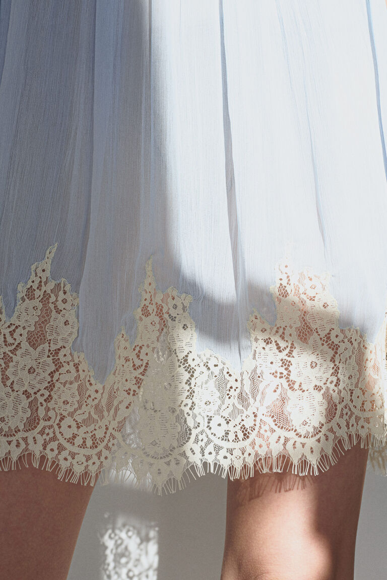 Gaun chiffon berenda dengan tali tipis