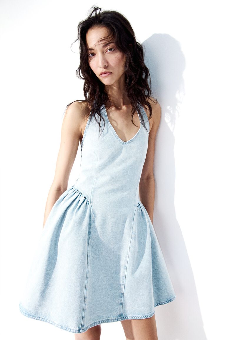 Gaun denim dengan rok melebar