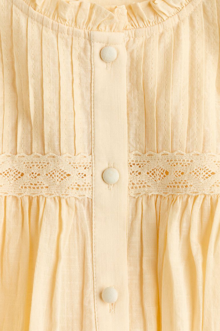 Blus katun dengan detail lipit rapi