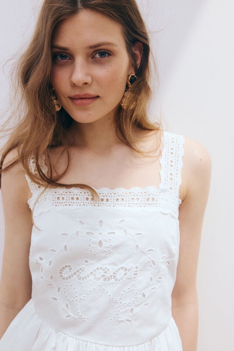 Gaun katun broderie anglaise