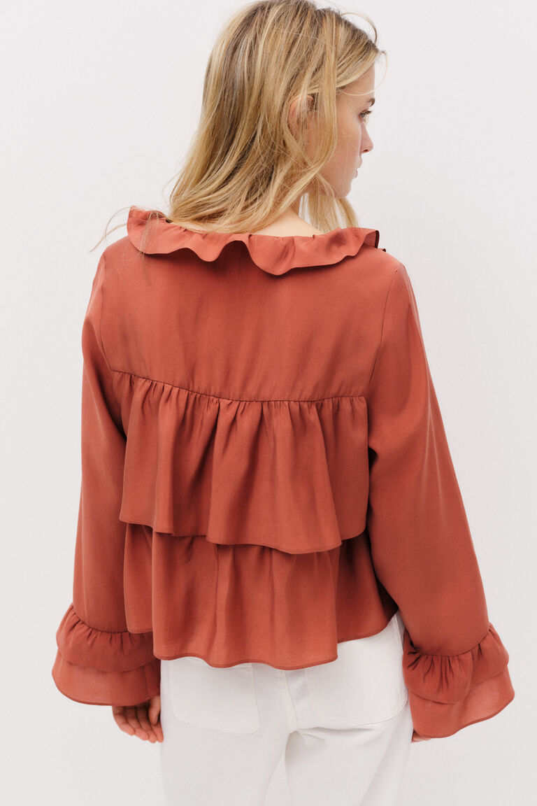 Blus dengan hiasan rumbai