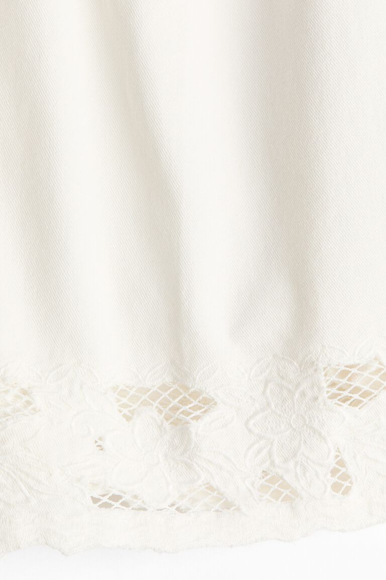 Celana pendek twill katun dengan aksen renda
