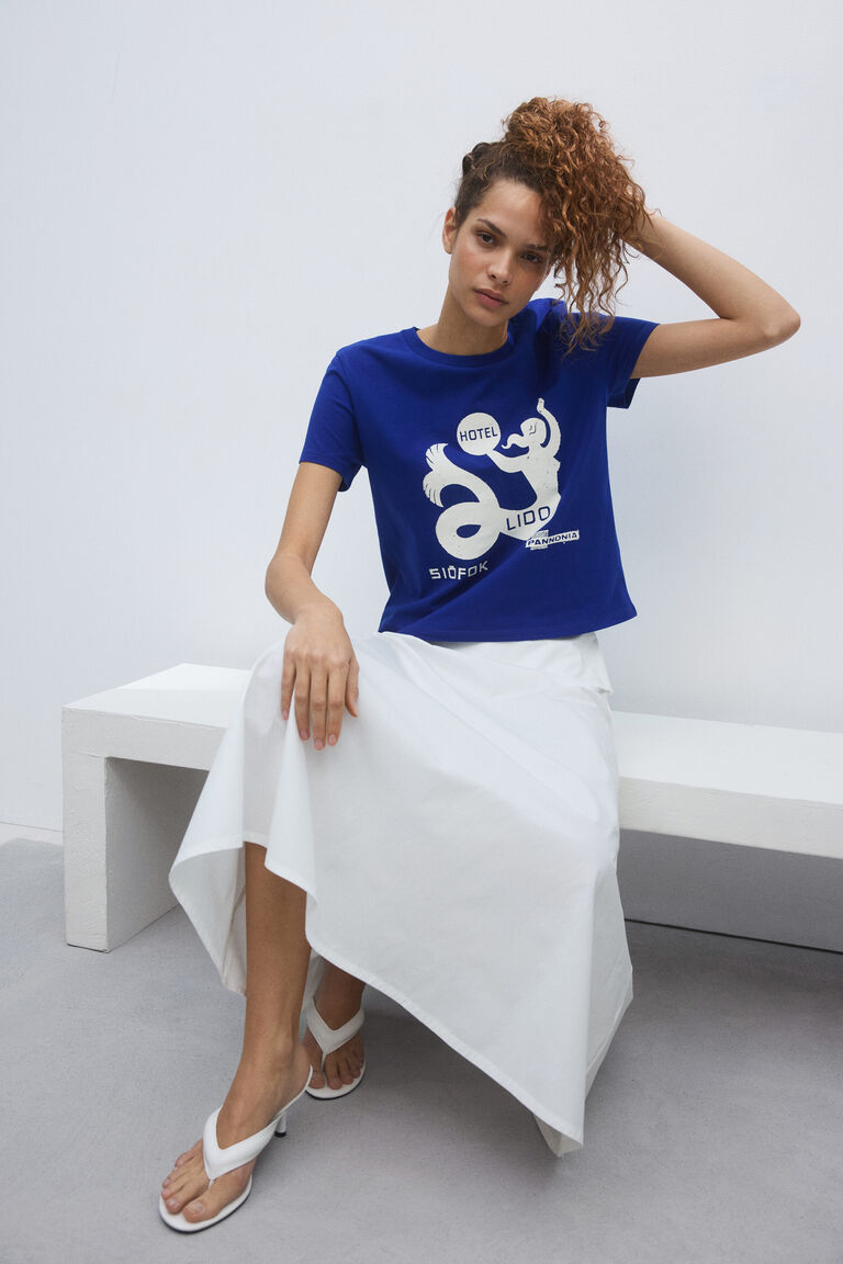Kaos dengan motif cetak