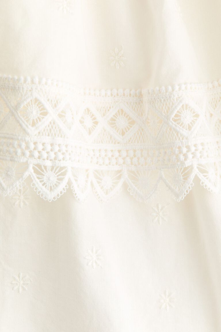 Gaun katun dengan trim renda