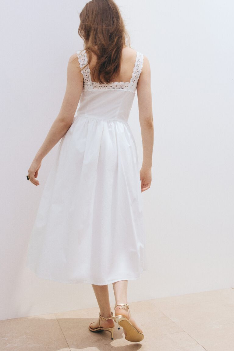 Gaun katun broderie anglaise