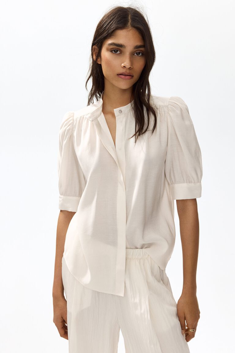 Blus dengan lengan puff