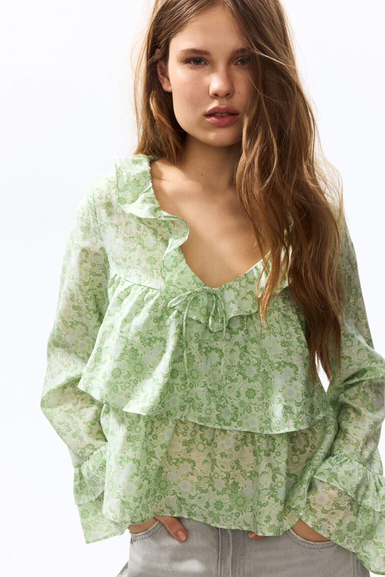 Blus dengan hiasan rumbai