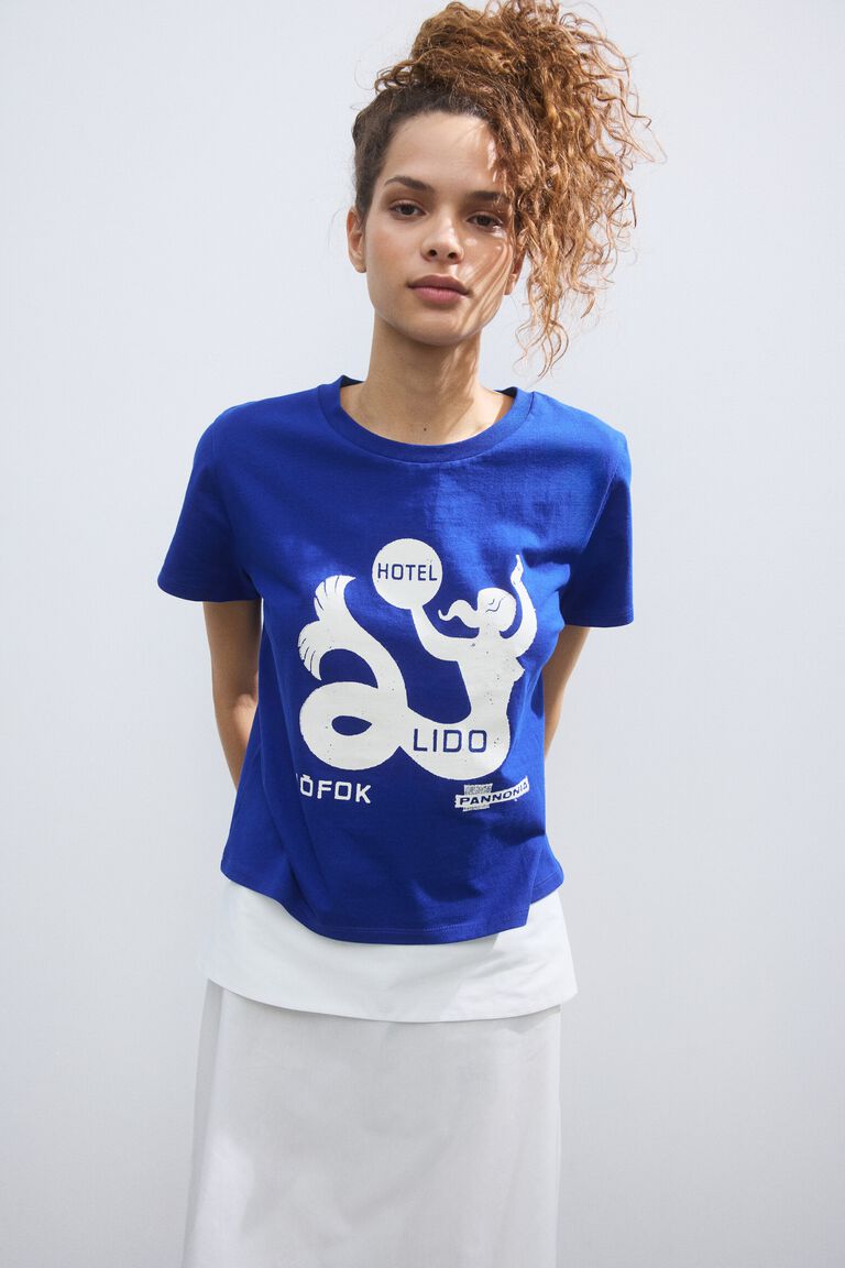 Kaos dengan motif cetak