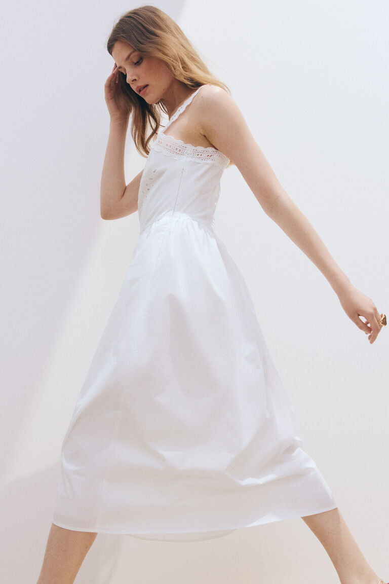 Gaun katun broderie anglaise