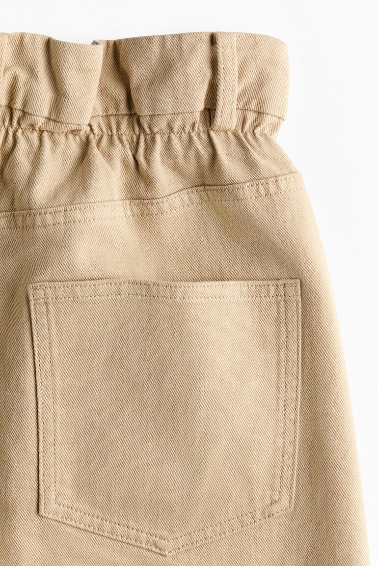 Celana pendek Bermuda dengan detail kantong paper bag
