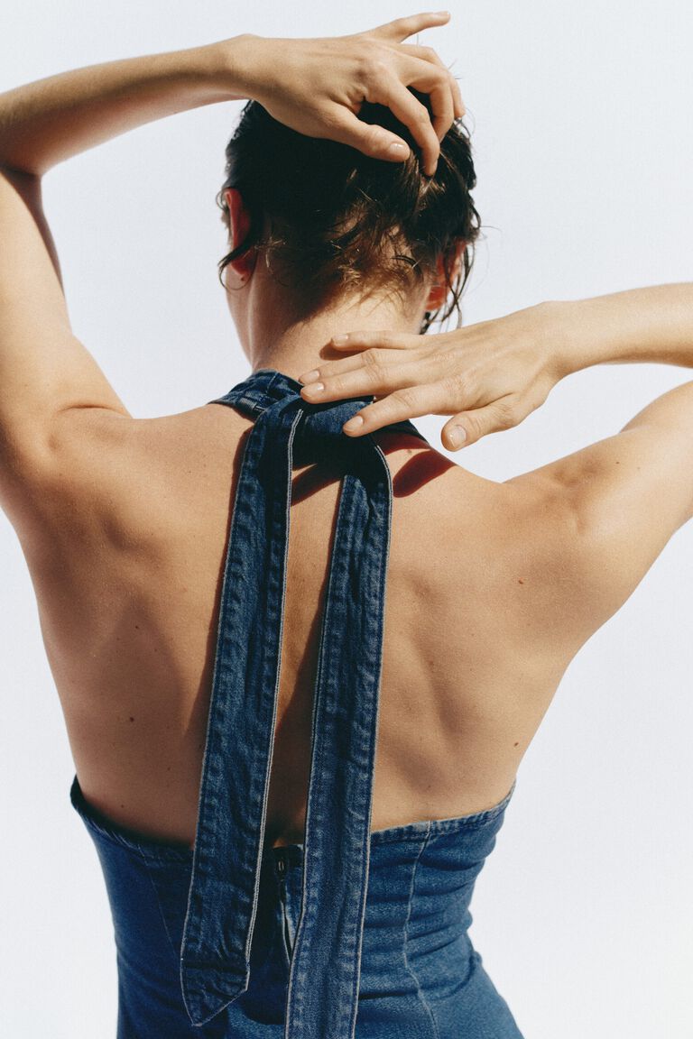 Gaun denim halter-neck