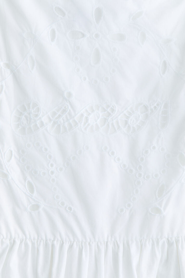 Gaun katun broderie anglaise