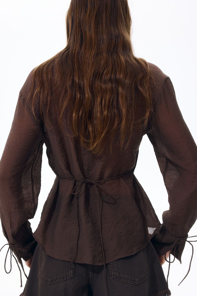 Kemeja campuran linen dengan detail tali