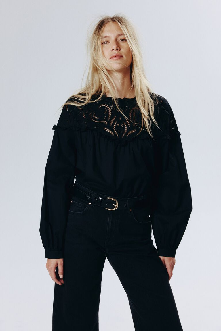 Blus dengan detail broderie anglaise