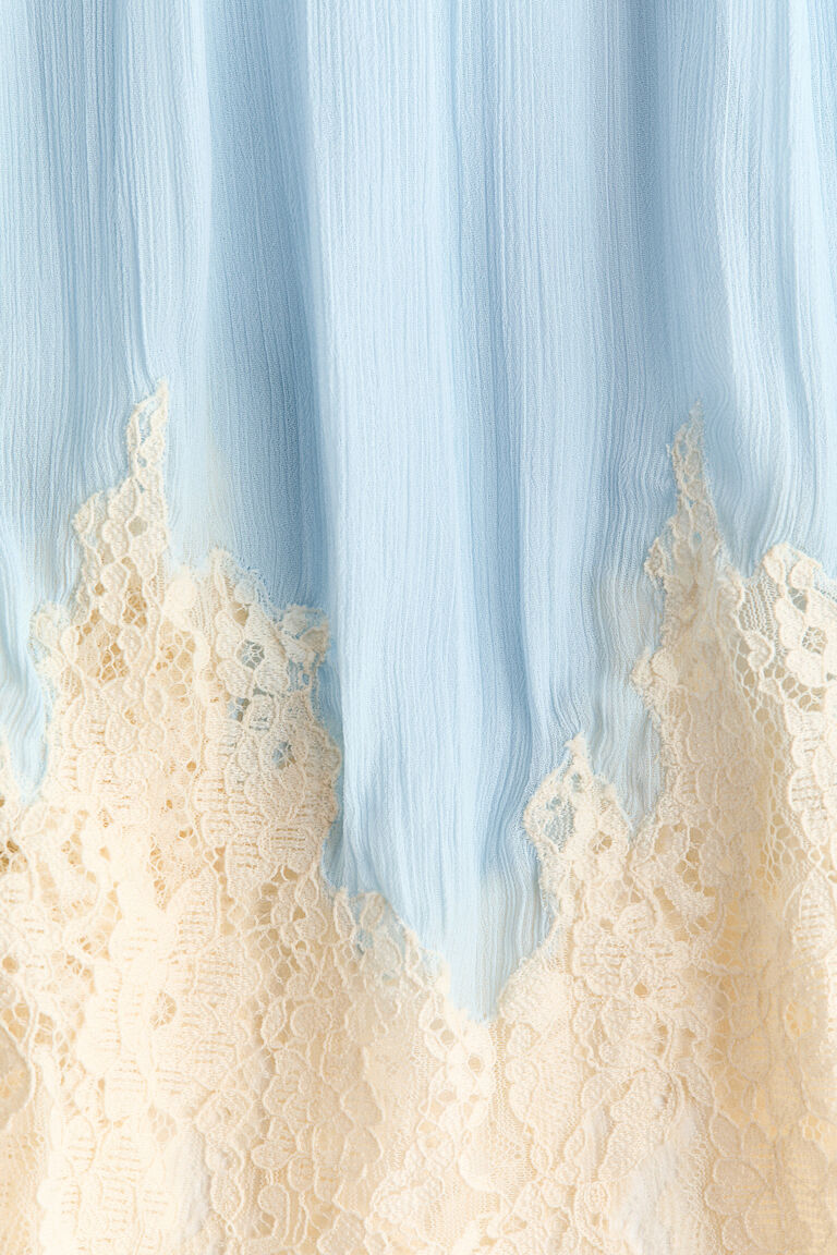 Gaun chiffon berenda dengan tali tipis