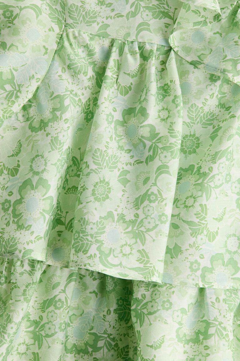 Blus dengan hiasan rumbai