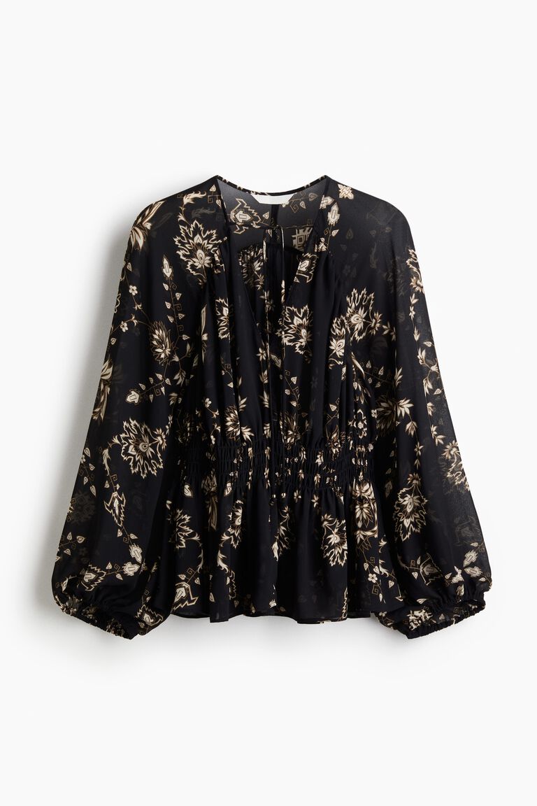 Blus dengan detail kerut