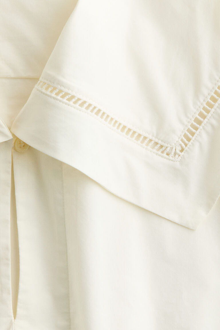Blus poplin dengan kerah pelaut