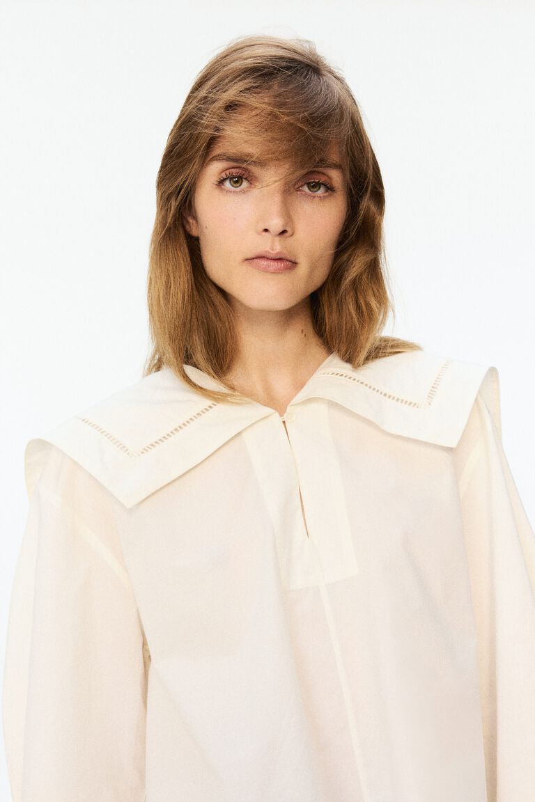 Blus poplin dengan kerah pelaut