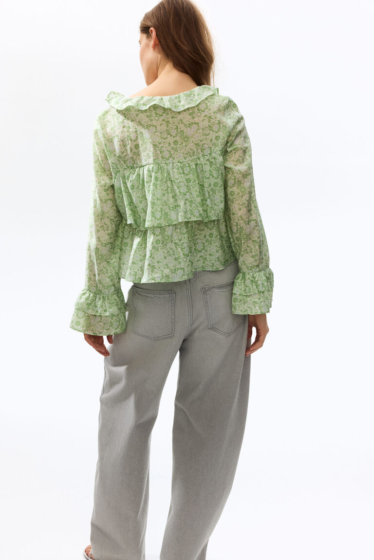 Blus dengan hiasan rumbai