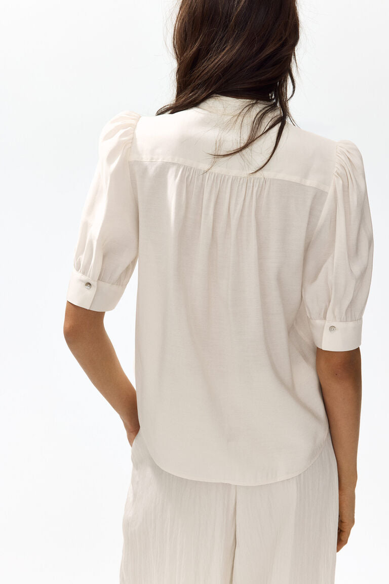Blus dengan lengan puff