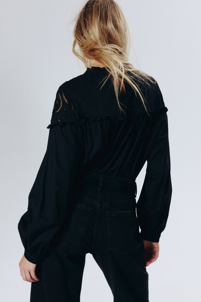 Blus dengan detail broderie anglaise
