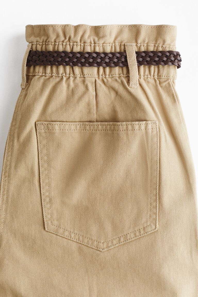 Celana pendek twill dengan ikat pinggang