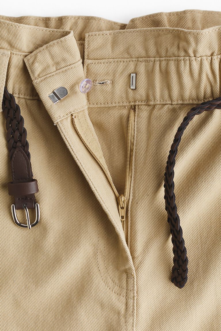 Celana pendek twill dengan ikat pinggang