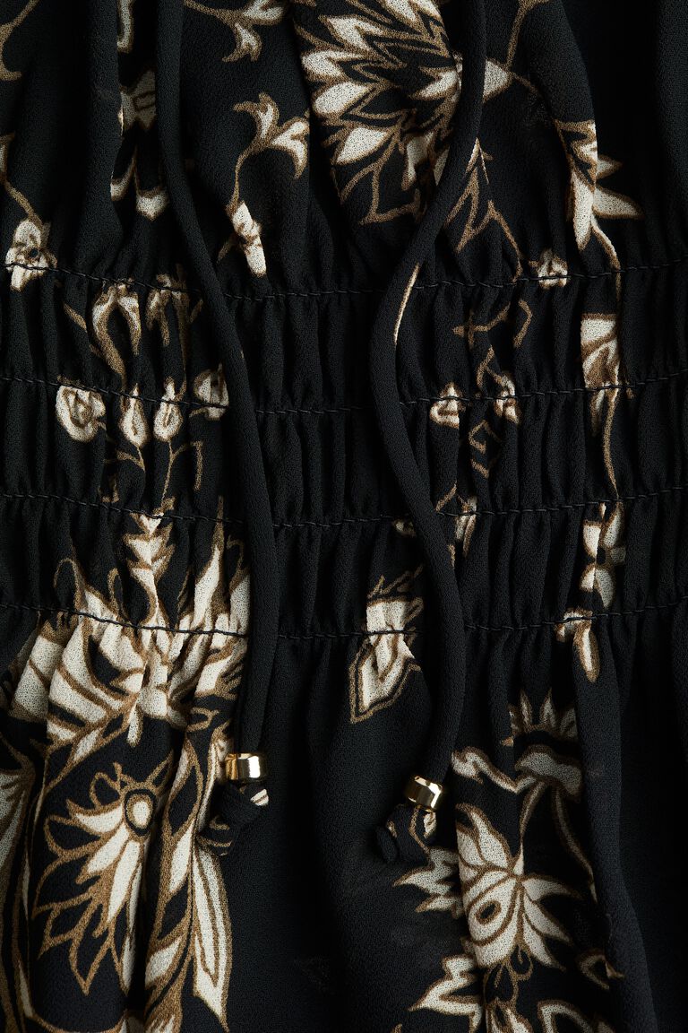 Blus dengan detail kerut