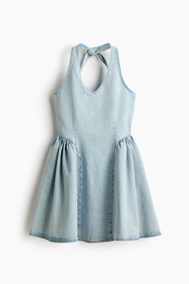 Gaun denim dengan rok melebar