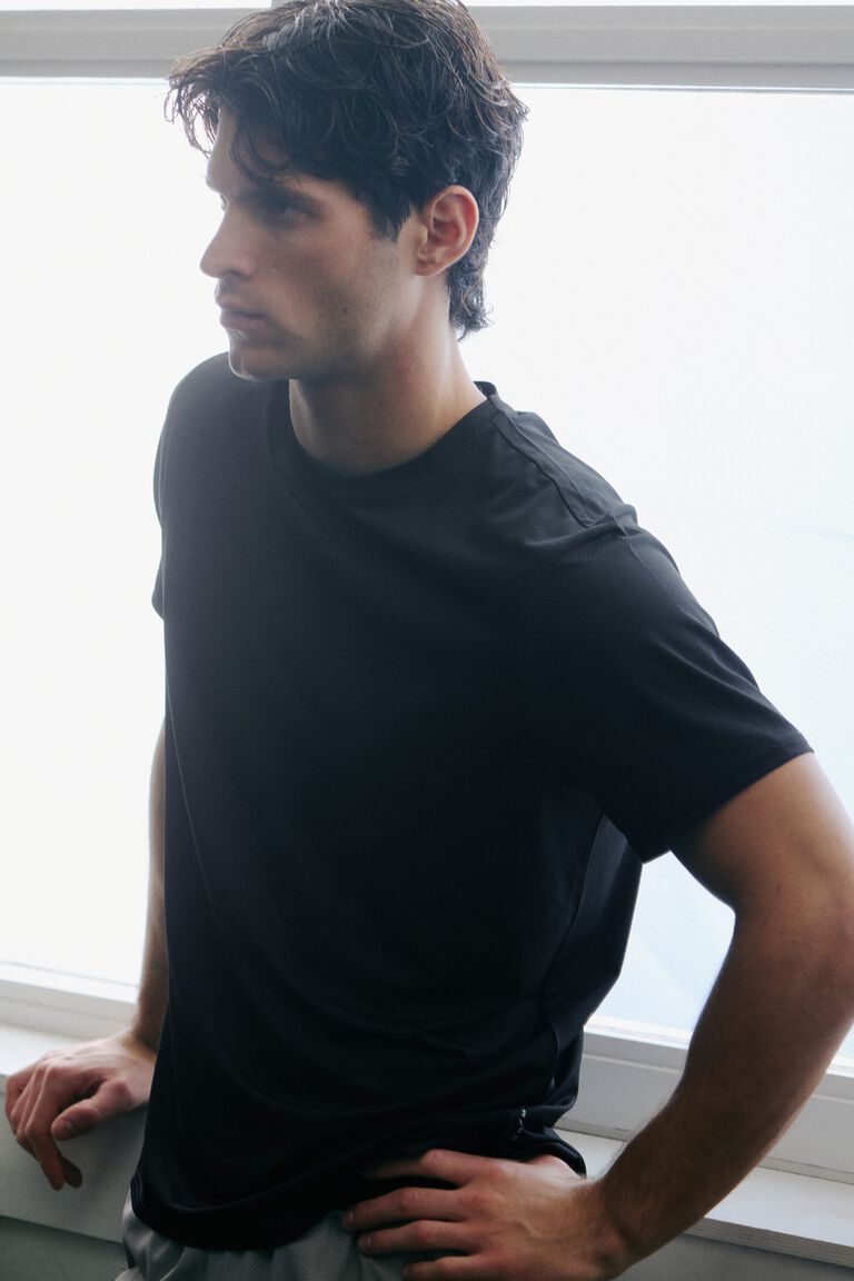 Kaos olahraga mesh dengan teknologi DryMove™