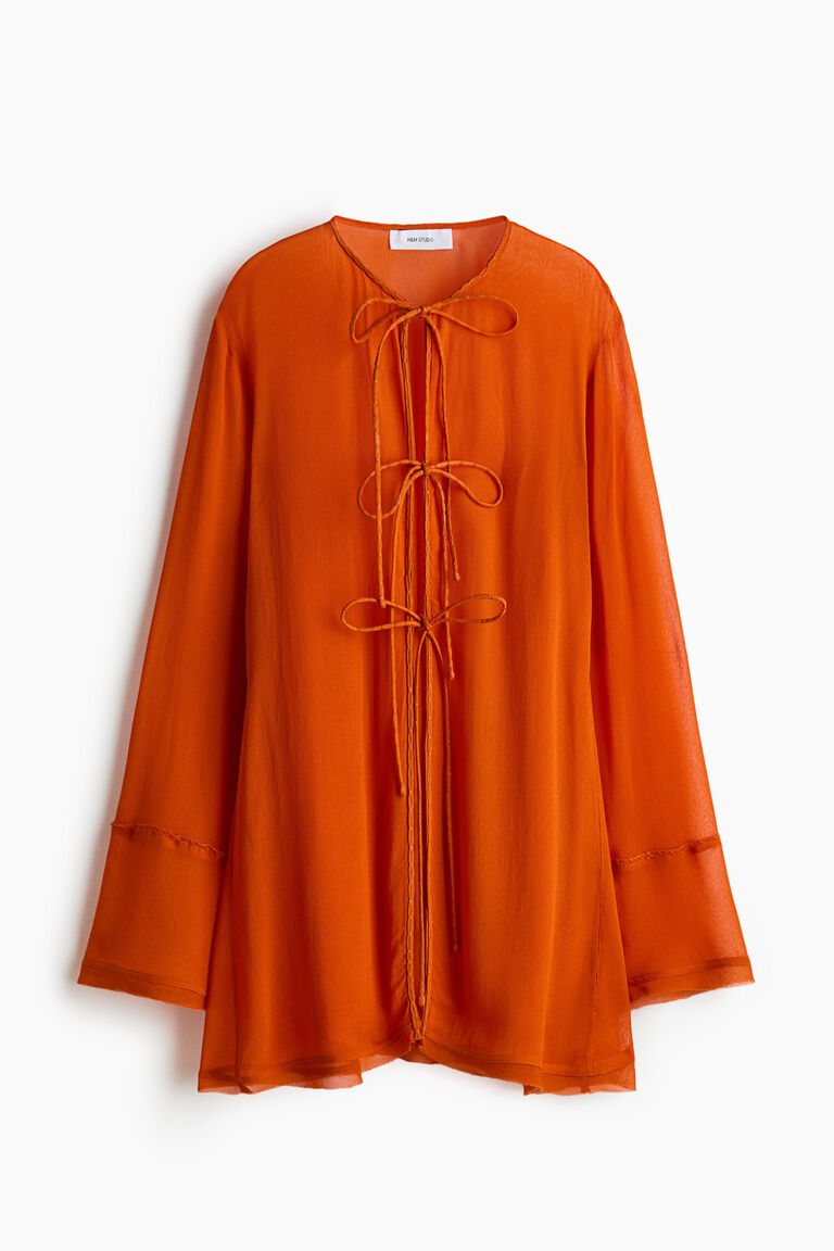 Blus transparan dengan ikatan depan