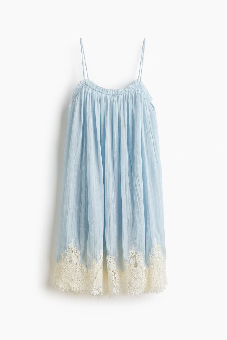 Gaun chiffon berenda dengan tali tipis