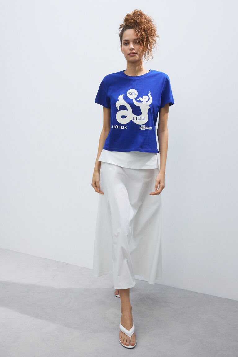 Kaos dengan motif cetak