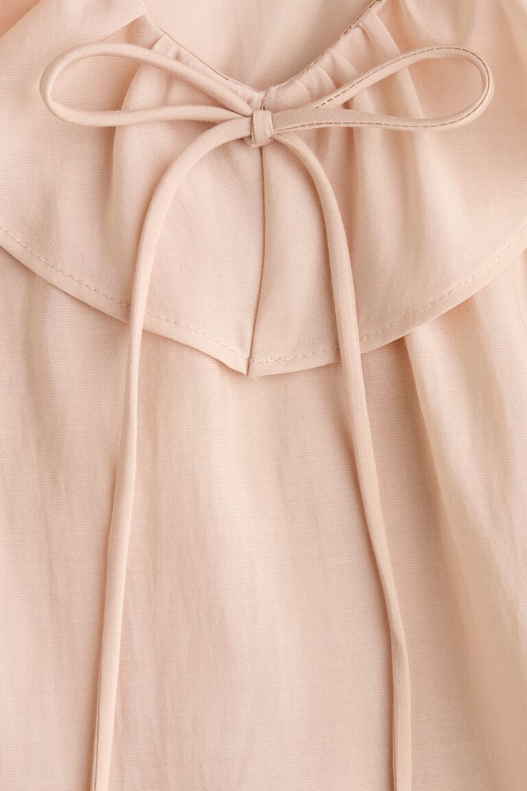 Blus dengan hiasan rumbai