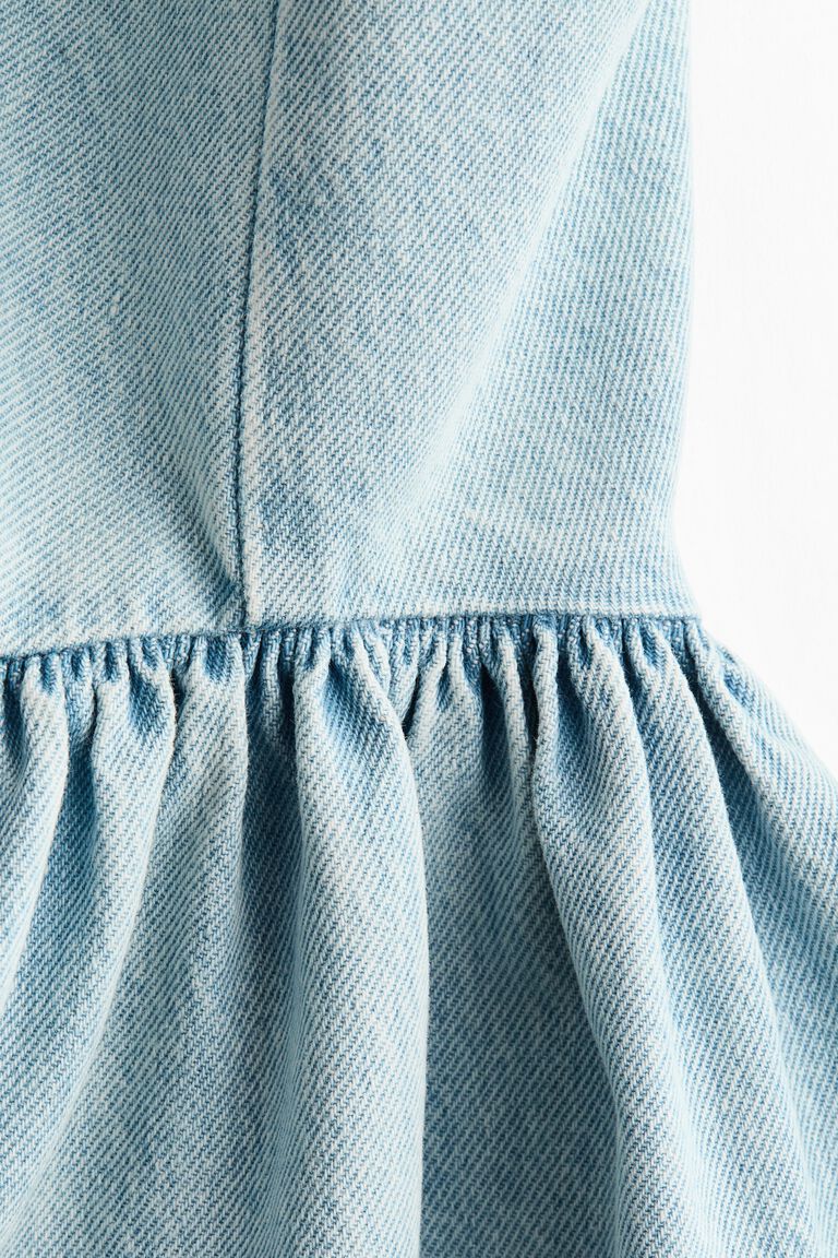 Gaun denim dengan rok melebar