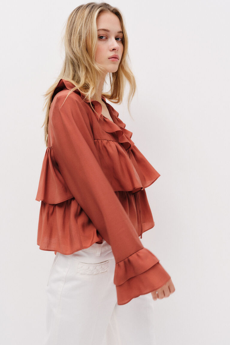 Blus dengan hiasan rumbai